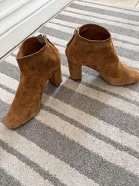 AQUAZZURA EU size 39.5 cognac suede ankle booty with side zipper